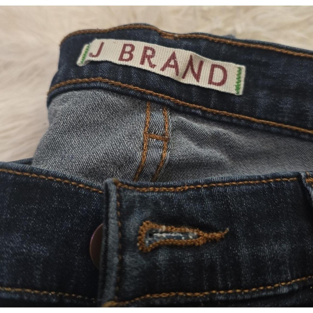 Junior's J Brand Jeans. Like New. Size 28. Straight,skinny jeans. - Picture 2 of 3